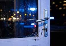 Неизвестни извършители атакуваха жилище на втория етаж през терасата по