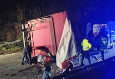 Инцидентът блокира временно движението край Дебелец няма пострадалиТежкотоварен автомобил с