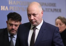 Световната агенция акцентира върху падането на кабинета Желязков и риска