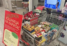 Доброволци на Каритас раздават пакетите и през януариБлизо два тона