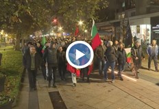 Демонстрантите искат оставките на министър Даниел Митов правителството и главния