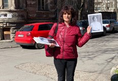 Изданието включва над 280 изображения и изследва ролята на нежния