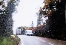 Причината е голямо количество вода която се стича на пътното