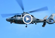 Хеликоптер Пантер транспортира трима души от екипажа вчера китайският собственик