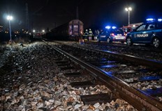 Инцидентът с бързия влак блокира движението по линията за над