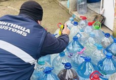 Служителите на ТД Митница Русе откриха бидони с ракия без