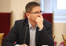 Депутатът от Възраждане предупреди за опасни сделки и разходи в