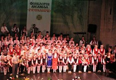 Празничната програма включва изяви на хорове тамбурашки оркестър и фолклорния