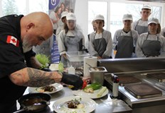 Бивши възпитаници на гимназията по туризъм се завърнаха като ментори