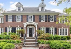 Реставрация заличава модерния ремонт за да възстанови оригиналния облик от