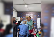 Руският боксьор нокаутира Кубрат Пулев но показа огромно уважение в