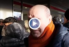 Опашка от разгневени клиенти се изви пред банкатаСтотици разгневени граждани