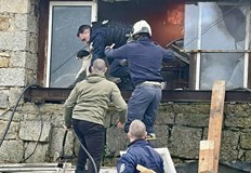 Огънят в квартал Банево лумнал заради запушен комин в дома