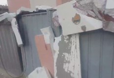 Мазилката е изкъртила климатици на жилищен блок по чудо няма