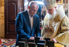 Епископ освети бойно знаме с надпис Бог на войната а