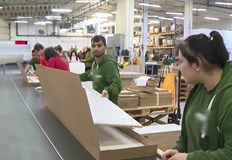 Бивш учител по биология и младежи от Азия се трудят