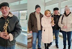 Творецът живеещ в Хага прие статуетката в Художествената галерия в