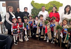 Деца от детска градина и ученици поздравиха кмета д р