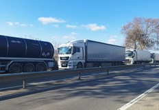 Тежкотоварният трафик е спрян за неопределено време леките коли минават