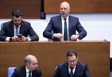 Опозицията атакува икономическата политика на кабинета след масови протести в