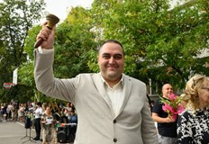 Повод за спешните законодателни мерки е освобождаването на директора на