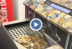 Стотици хора се редят с часове за да се отърват