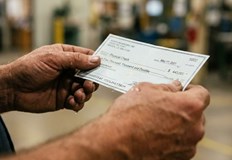 Всеки служител получава средно по 443 000 долара след като