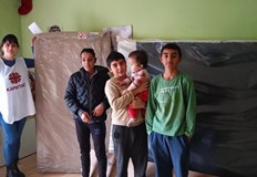 Ученици и доброволци осигуриха печки легла и храна за нуждаещи