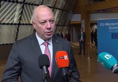 Премиерът в оставка успокои от Брюксел че Законът за еврото