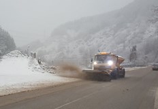 Ограничиха камионите през проходите Превала и Троянски заради обилния снеговалежОбщо