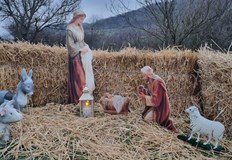 Семейство Маринови и местната общност превърнаха входа на селото в