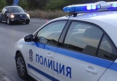 Кола е излязла от пътя и се е ударила в