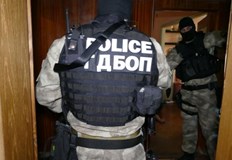 Тримата задържани подменяли кодове на паркомати в чужбина откриха и