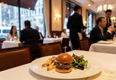 Собственици на заведения въвеждат мини менюта на по ниски цени