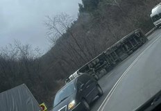 Тежкотоварният автомобил е катастрофирал на завой в района на ПределаТежкотоварен