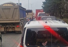 Камион премаза лек автомобил преди разклона за село НиколовоТежка катастрофа