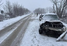 Пострадалите са транспортирани в болница движението се затруднява от обилния
