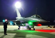 Първият договор със САЩ е изпълнен официалното представяне на ескадрилата