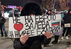 Граждани скандираха Искаме си лева пред сградата на Община РусеГраждани