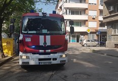 Два екипа огнеборци се бориха с пламъците на улица Агликина