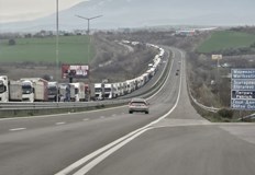 Трафикът е освободен след блокадата на гръцките фермери опашката от