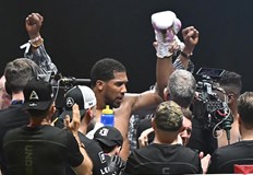 Британецът свали съперника четири пъти и предизвика Тайсън Фюри за