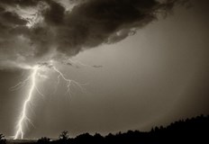 Издаден е жълт код за опасно времеСредиземноморската буря Байрон връхлетя