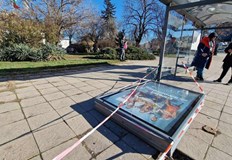 Счупени стъкла и метални елементи застрашават минувачитеСилните пориви на вятъра