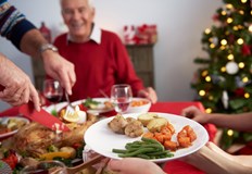 Социални механизми ни карат да вярваме че пазаруването прави празника