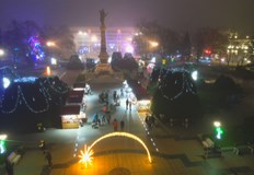 7 метрова арка и светеща лодка превръщат града в Коледната