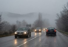 Пътните настилки в областта са предимно мокриНамалена видимост поради мъгла