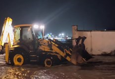 Спасителни екипи и тежка техника се борят с водната стихия