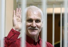 Известният дисидент обеща да продължи дейността си в изгнание след