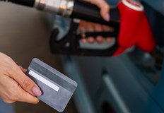 Властите в Техеран задържаха танкер с контрабандно гориво в Оманския